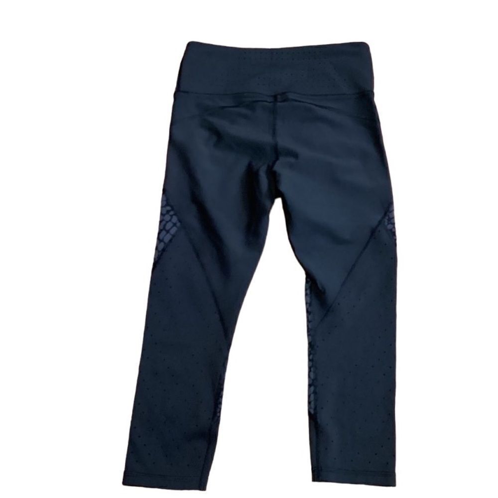 Athleta Crocodile Stealth TruCool Capri Leggings Small - Picture 7 of 16